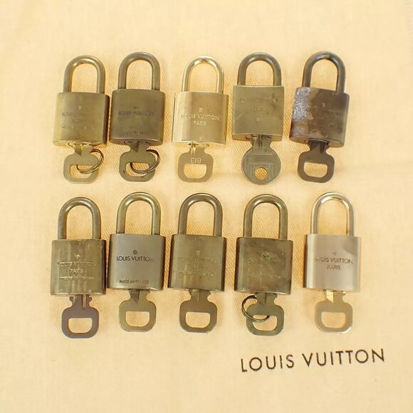 LOUIS VUITTON LV 10 SET PADLOCK KEY BAG CHARM CADENA GOLD PLATED FRANCE - Picture 2 of 5